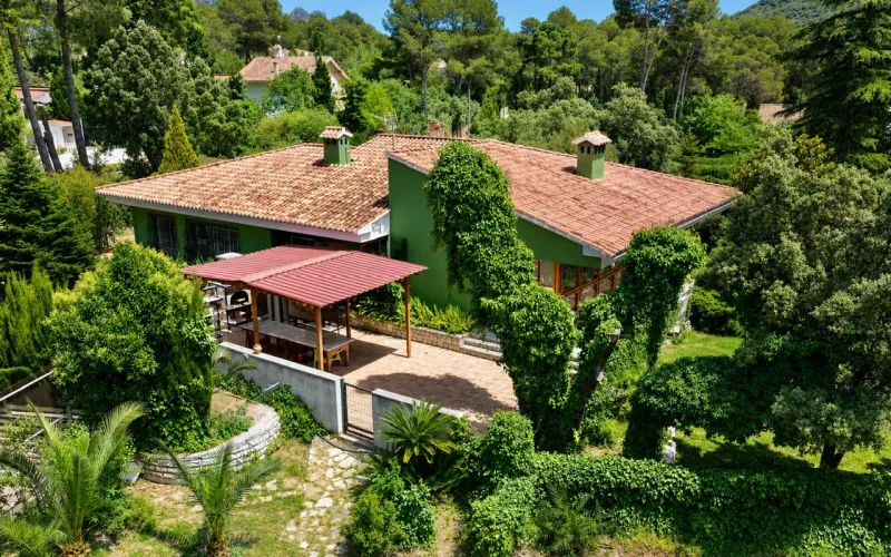Casa mediterránea con parcela de 4.386 m² en La Drova – Privacidad, espacio y potencial
